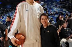 姚明与NBA名宿进行公益活动，呼吁更多人关注慈善事业