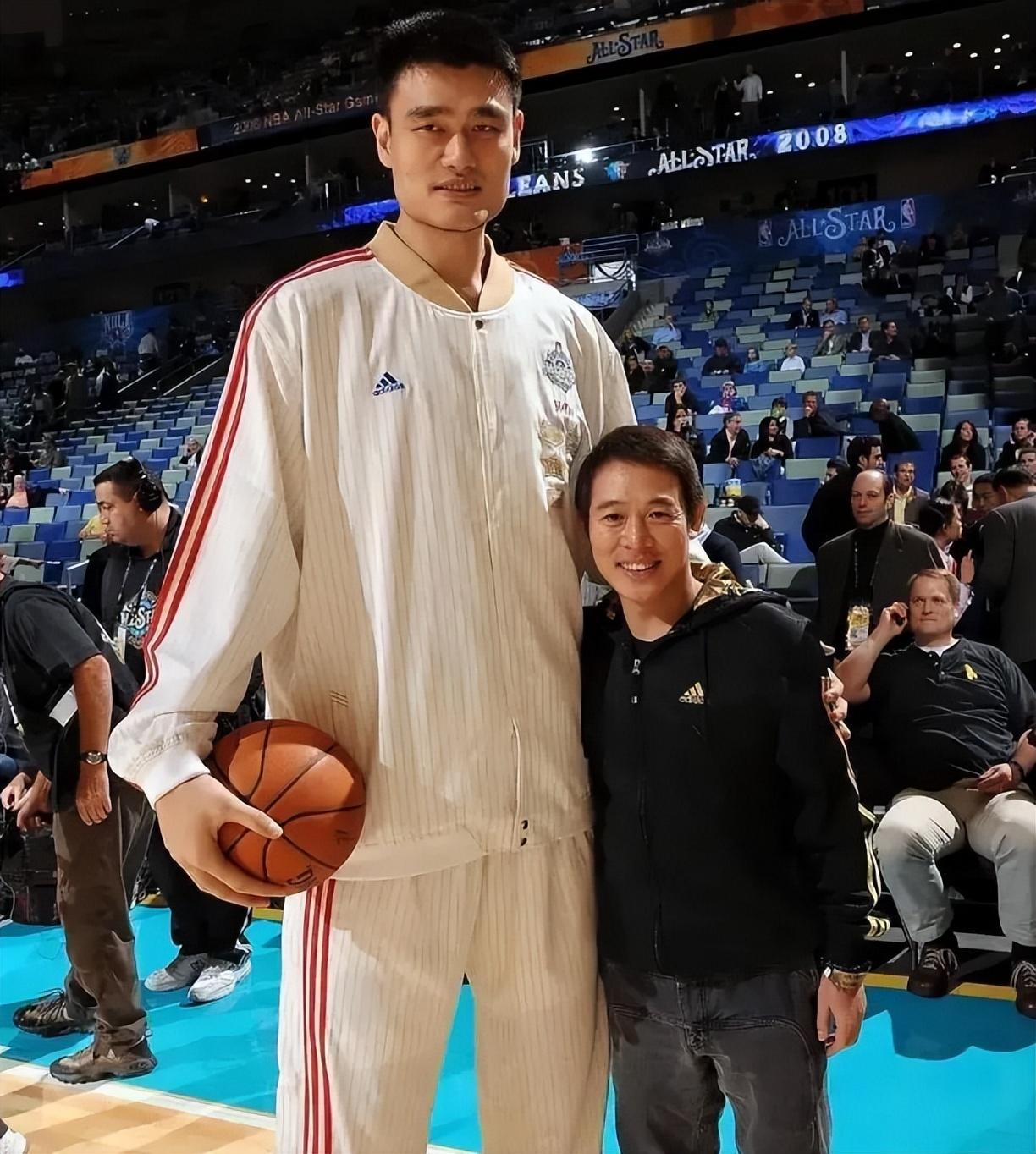 姚明与NBA名宿进行公益活动，呼吁更多人关注慈善事业