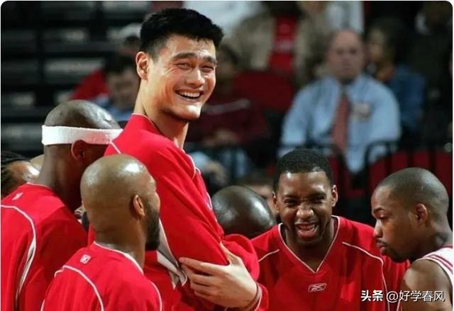 姚明与NBA名宿进行公益活动，呼吁更多人关注慈善事业