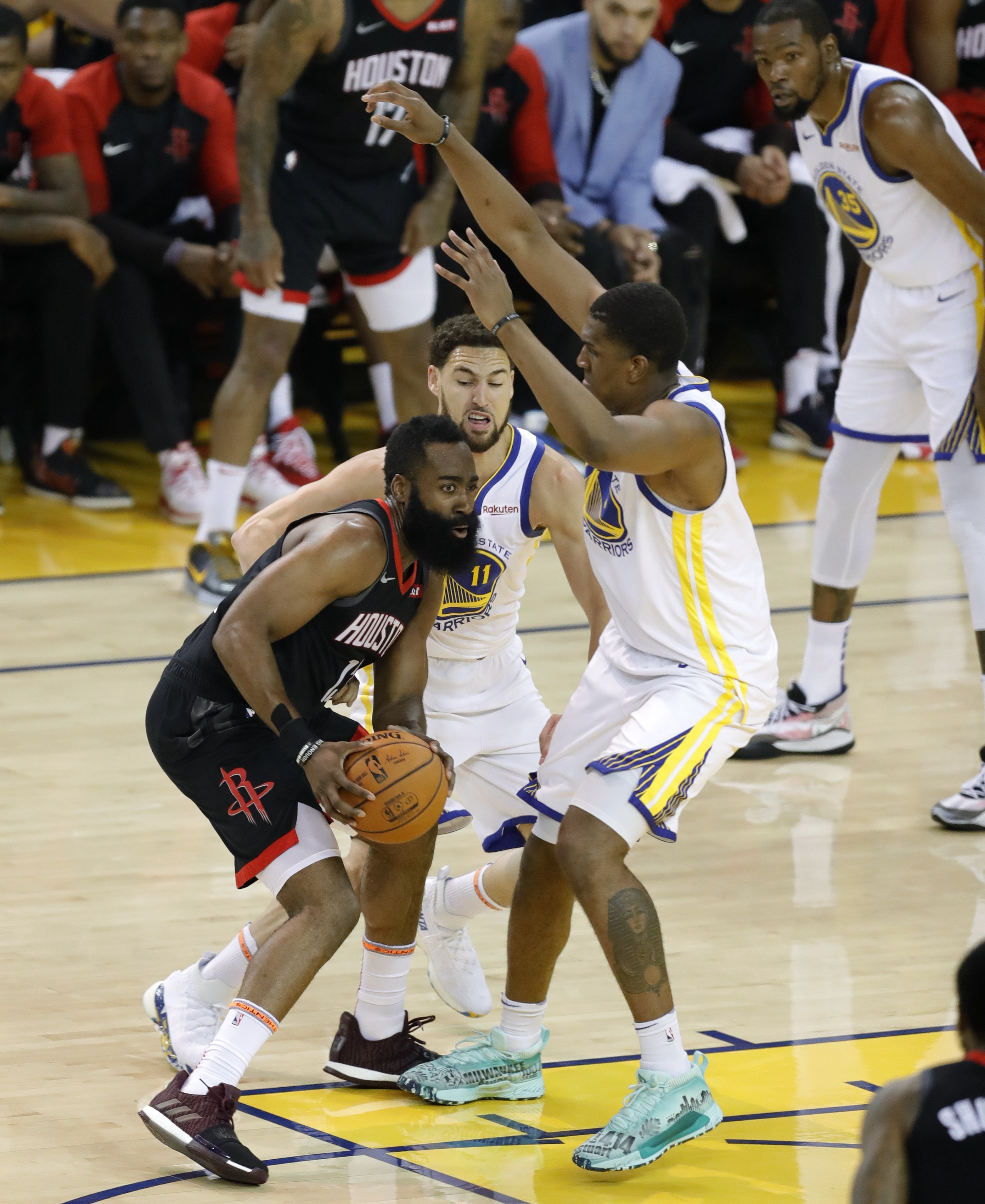 NBA季后赛激战正酣，各队争夺胜利