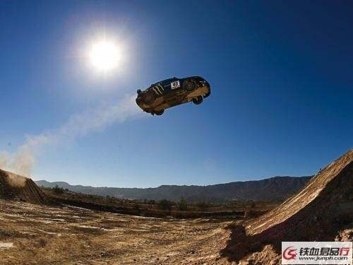 跳水比赛选手高空飞跃，完美落水赢得评委好评